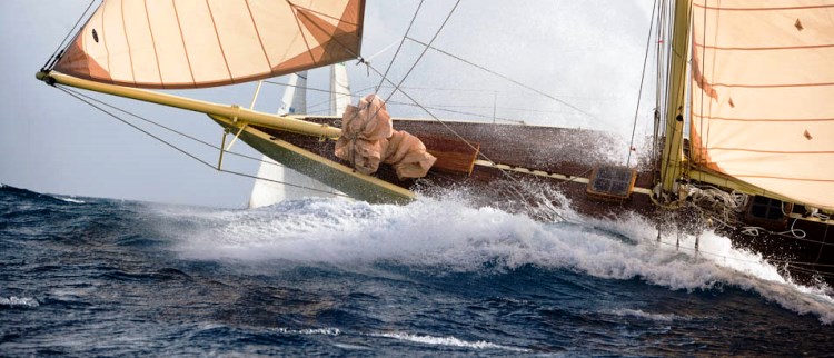 Под стабильным ветром в 20-25 узлов нос этой 12-метровой яхты выпрыгнул из воды во время регаты Сент-Мартин в 2008 году, где она дебютировала