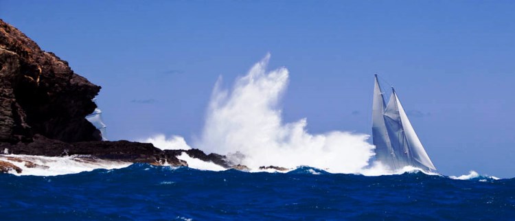 Яхта «Метеор» несется по волнам во время регаты в Сент Барте